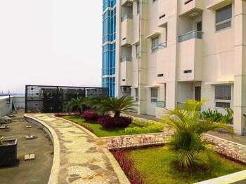 comfort and minimalist 1br at atlanta residences