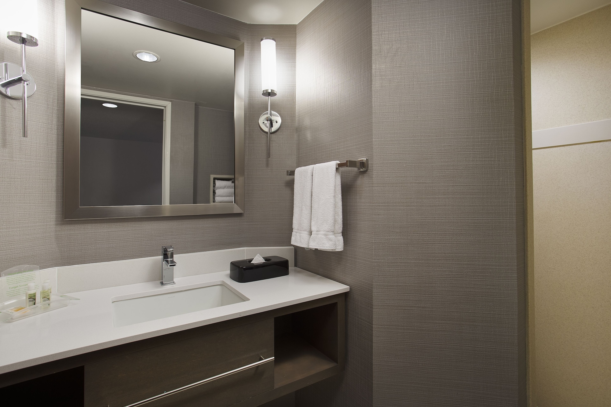 holiday inn grand rapids airport by ihg