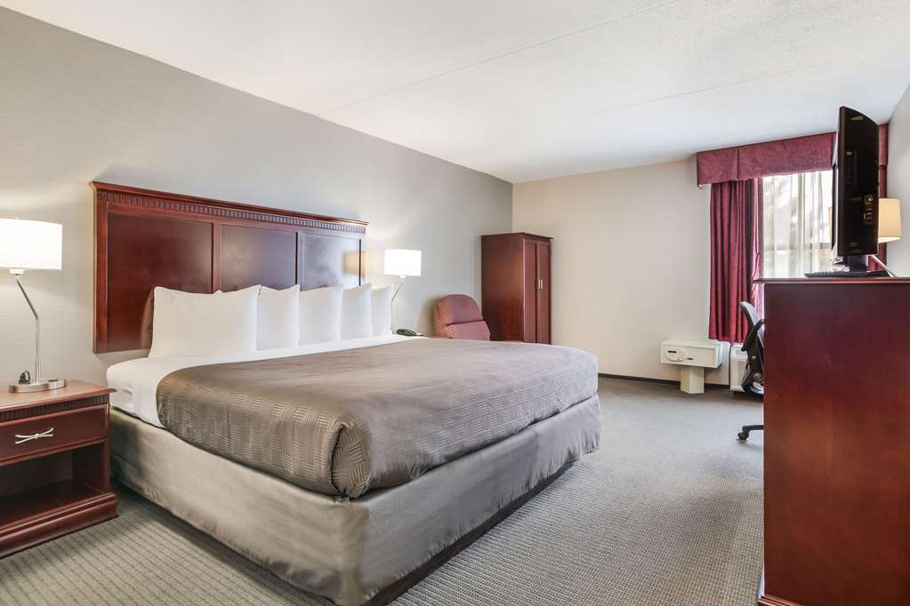 clarion inn and suites airport