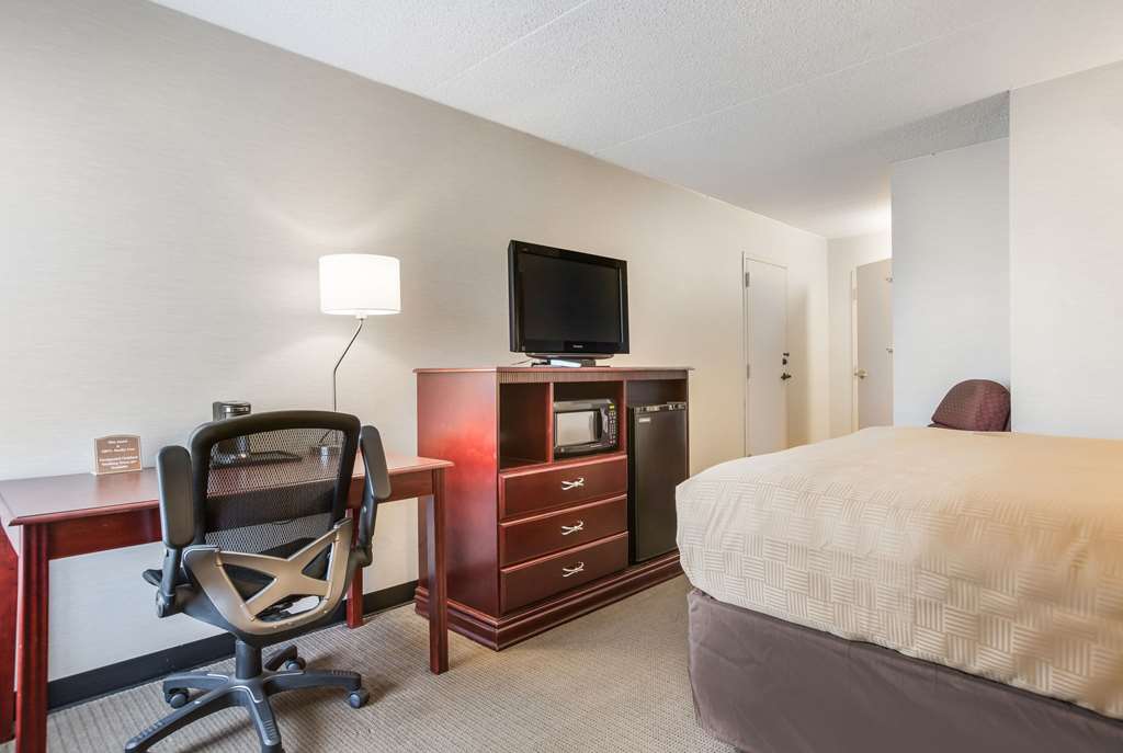 clarion inn and suites airport