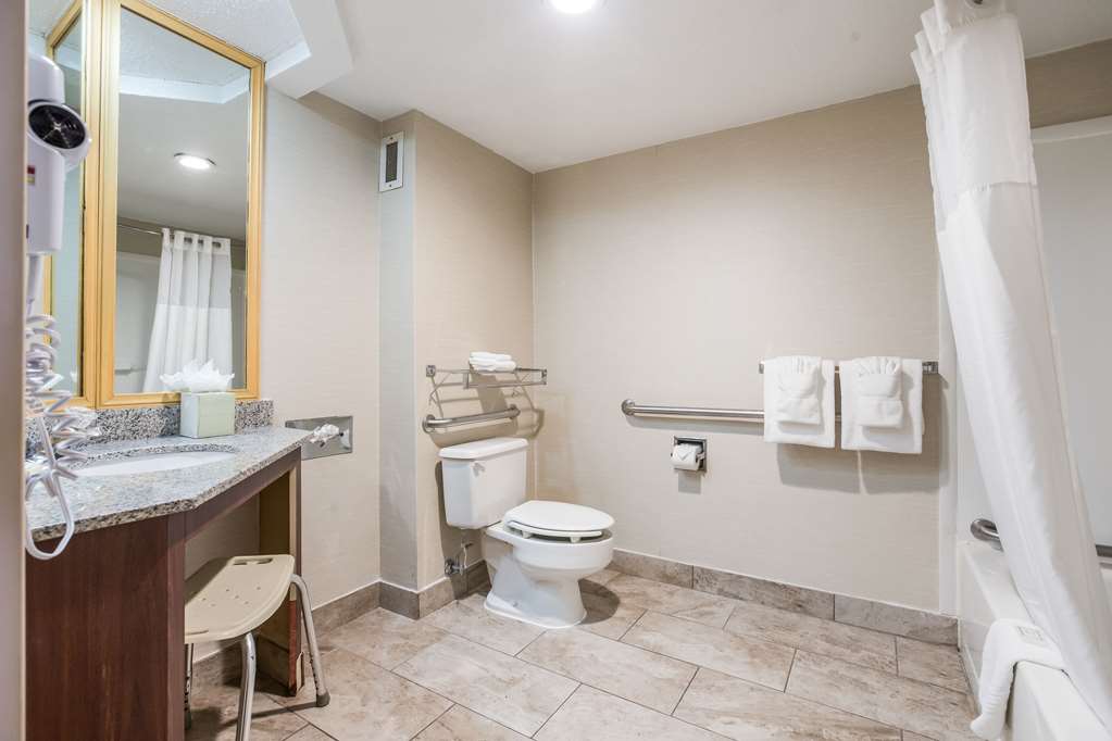 clarion inn and suites airport