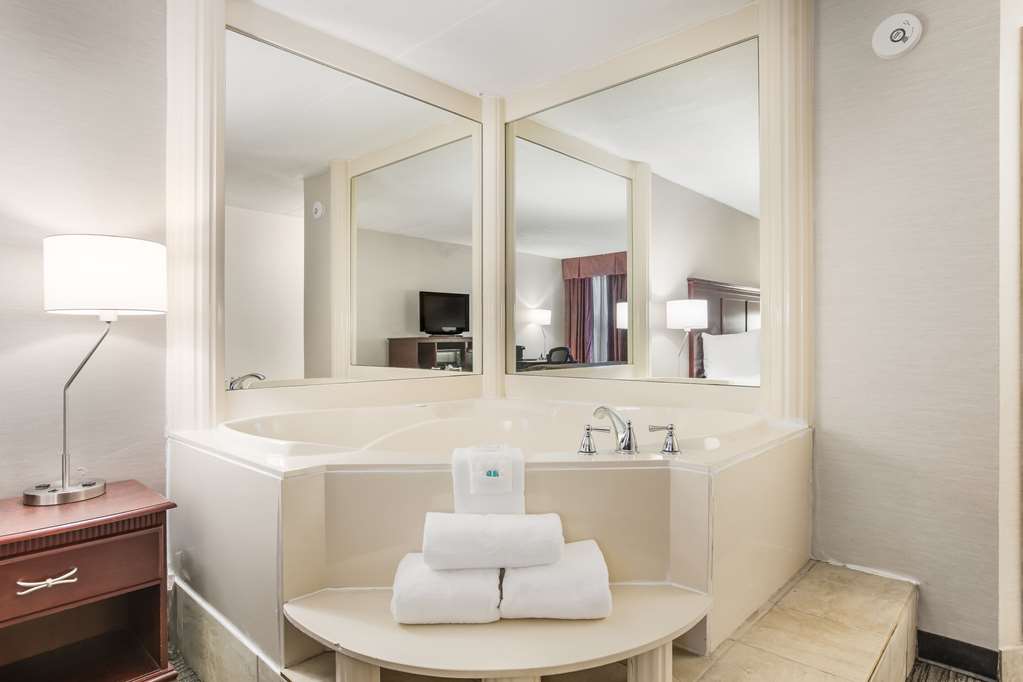 clarion inn and suites airport