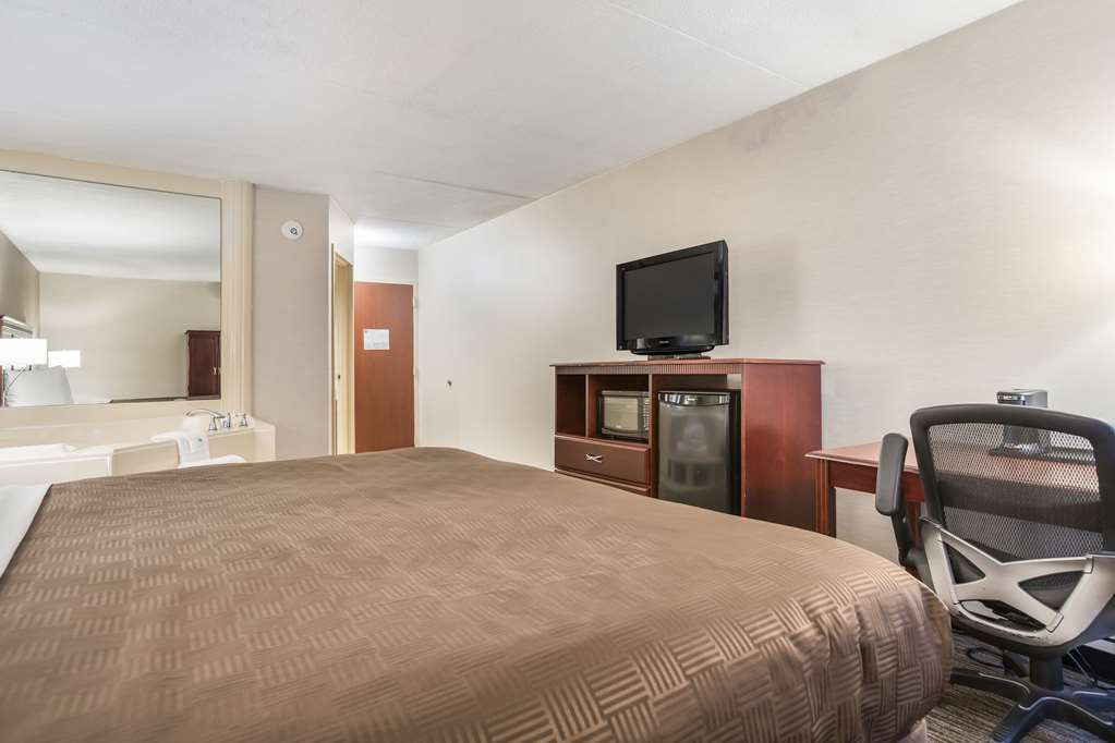 clarion inn and suites airport