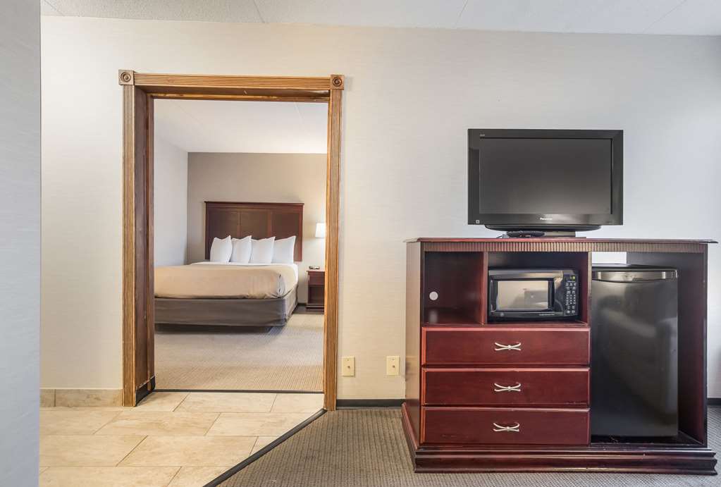 clarion inn and suites airport