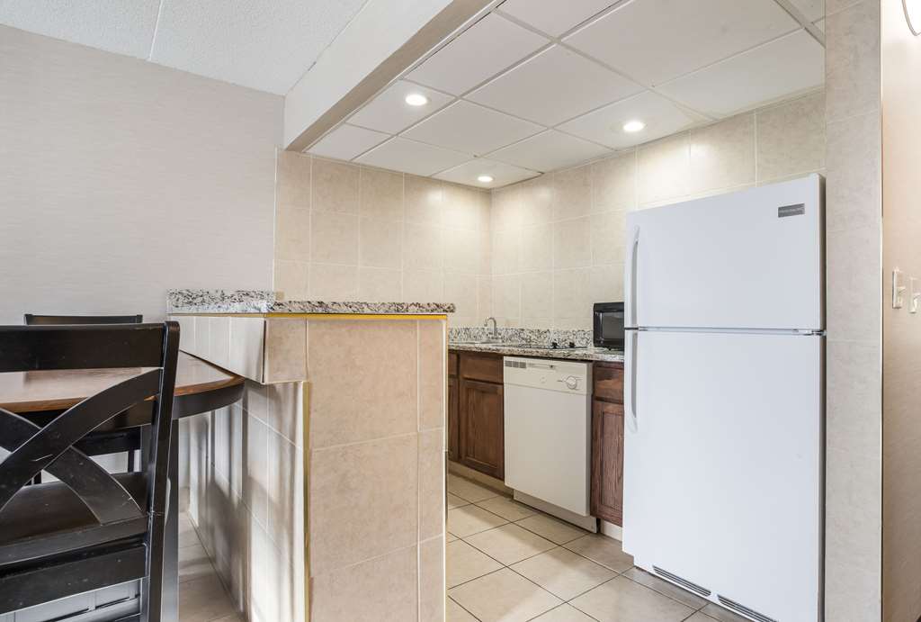 clarion inn and suites airport