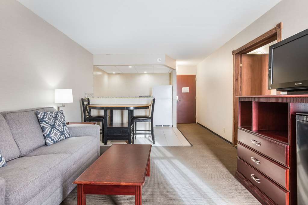 clarion inn and suites airport