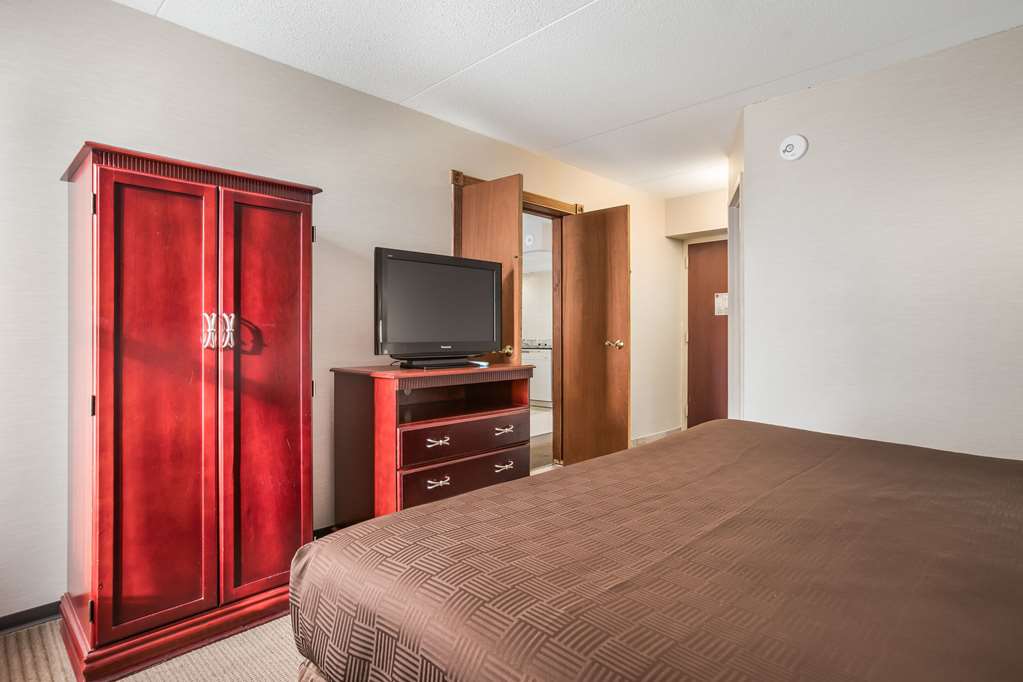 clarion inn and suites airport