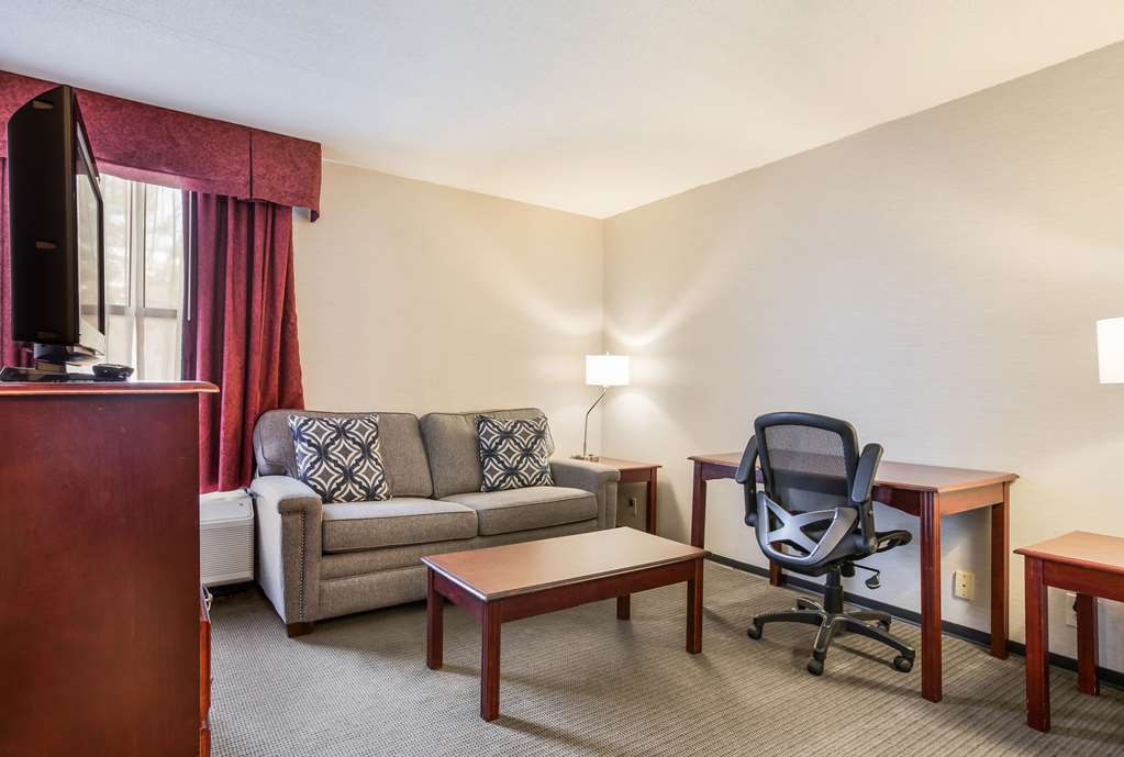 clarion inn and suites airport