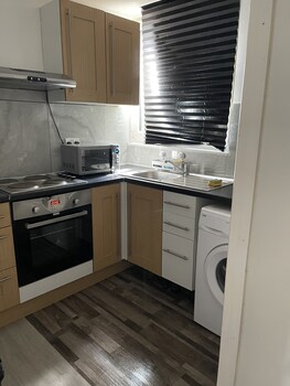 Lovely 1 Bedroom Flat 5 Minutes Walk From Station,,0 star