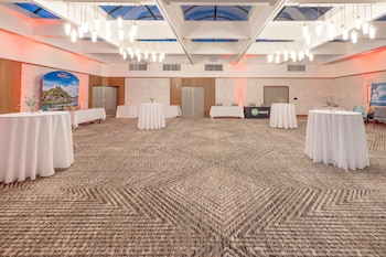 holiday inn and suites virginia beach north beach by ihg