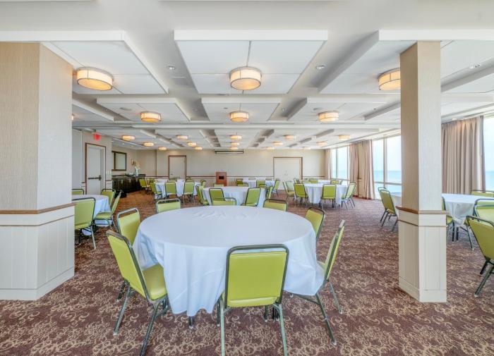 holiday inn and suites virginia beach north beach by ihg