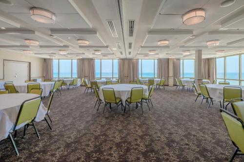 holiday inn and suites virginia beach north beach by ihg