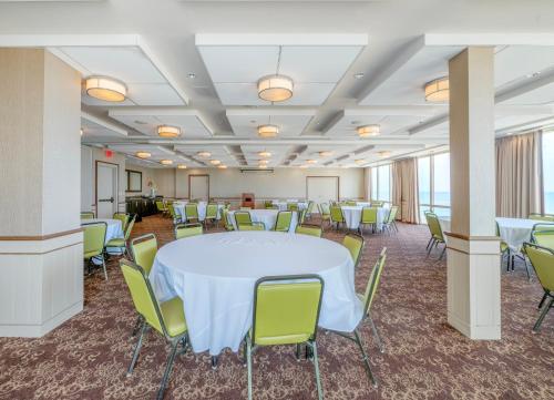 holiday inn and suites virginia beach north beach by ihg