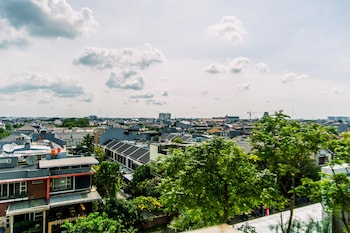 stunning and comfy 2br at sky terrace apartment