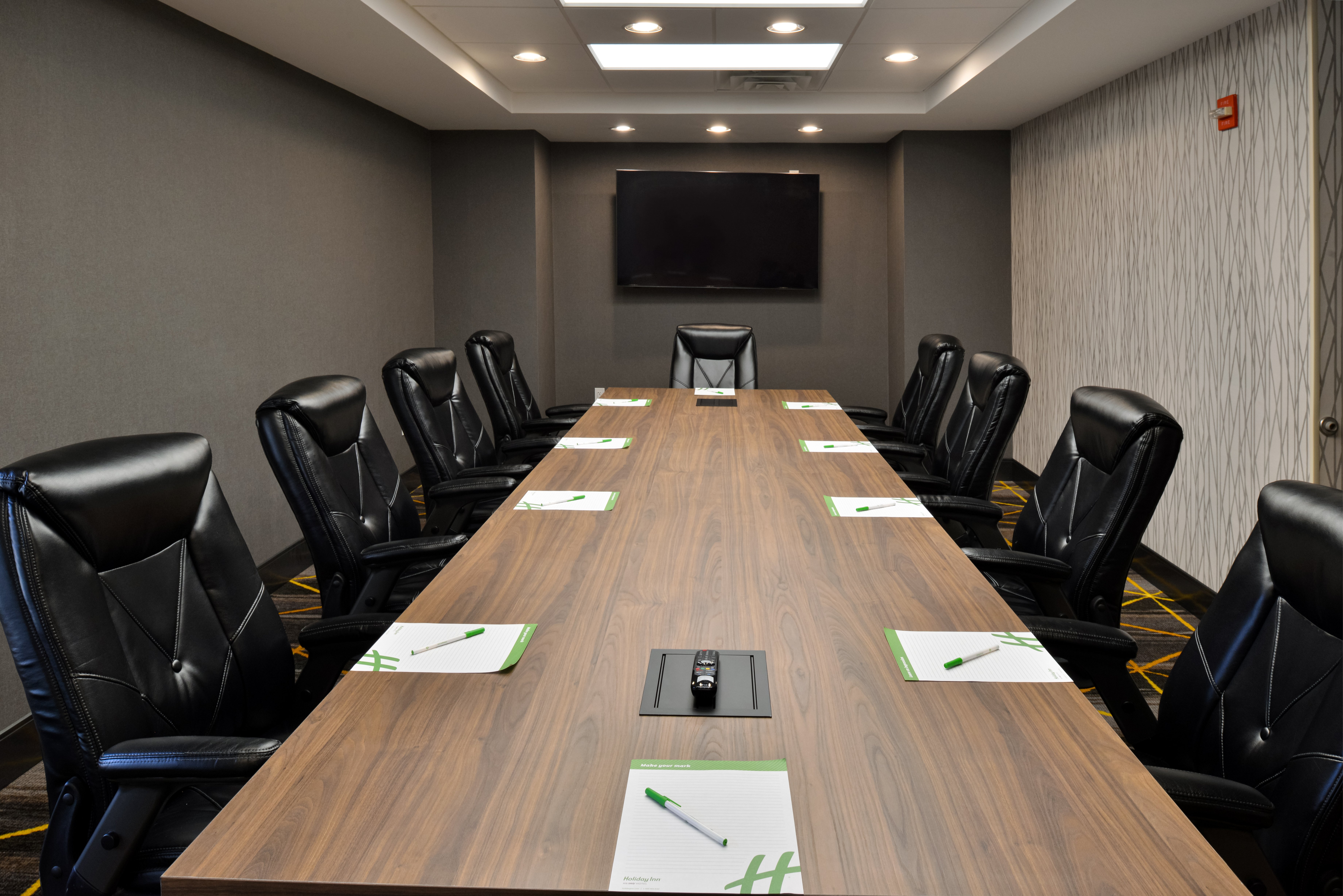 holiday inn and suites overland park conv ctr