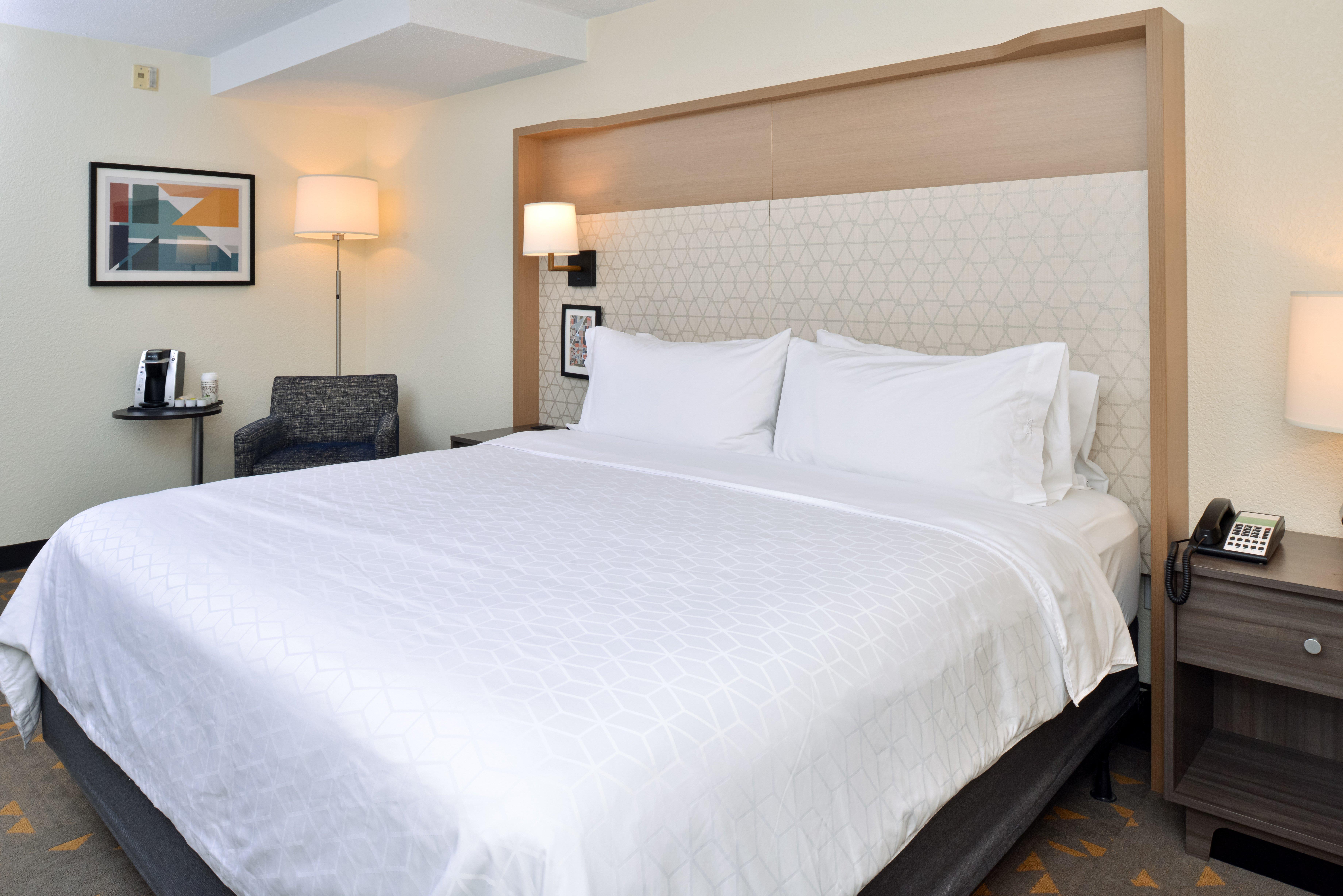 holiday inn and suites overland park conv ctr