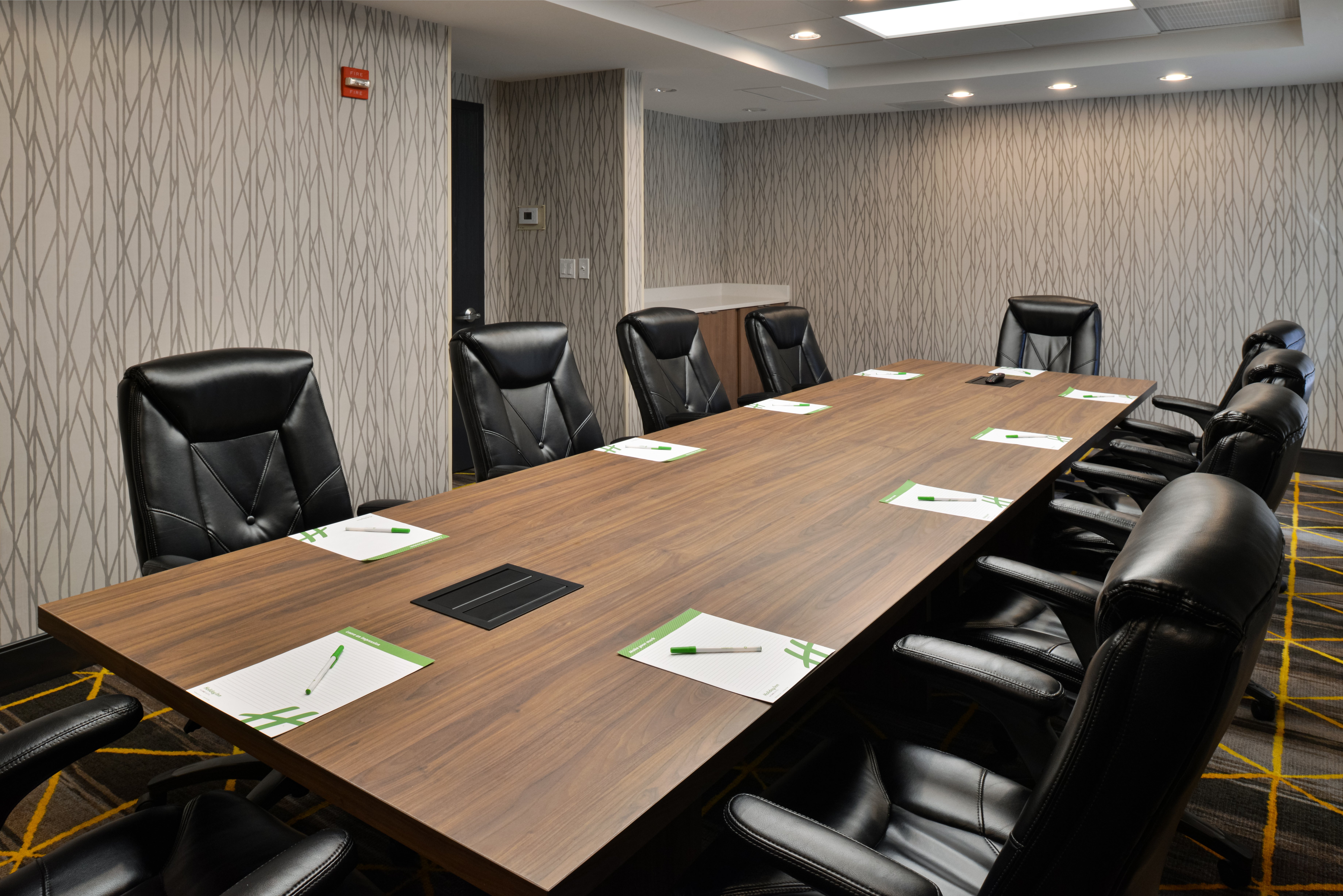 holiday inn and suites overland park conv ctr