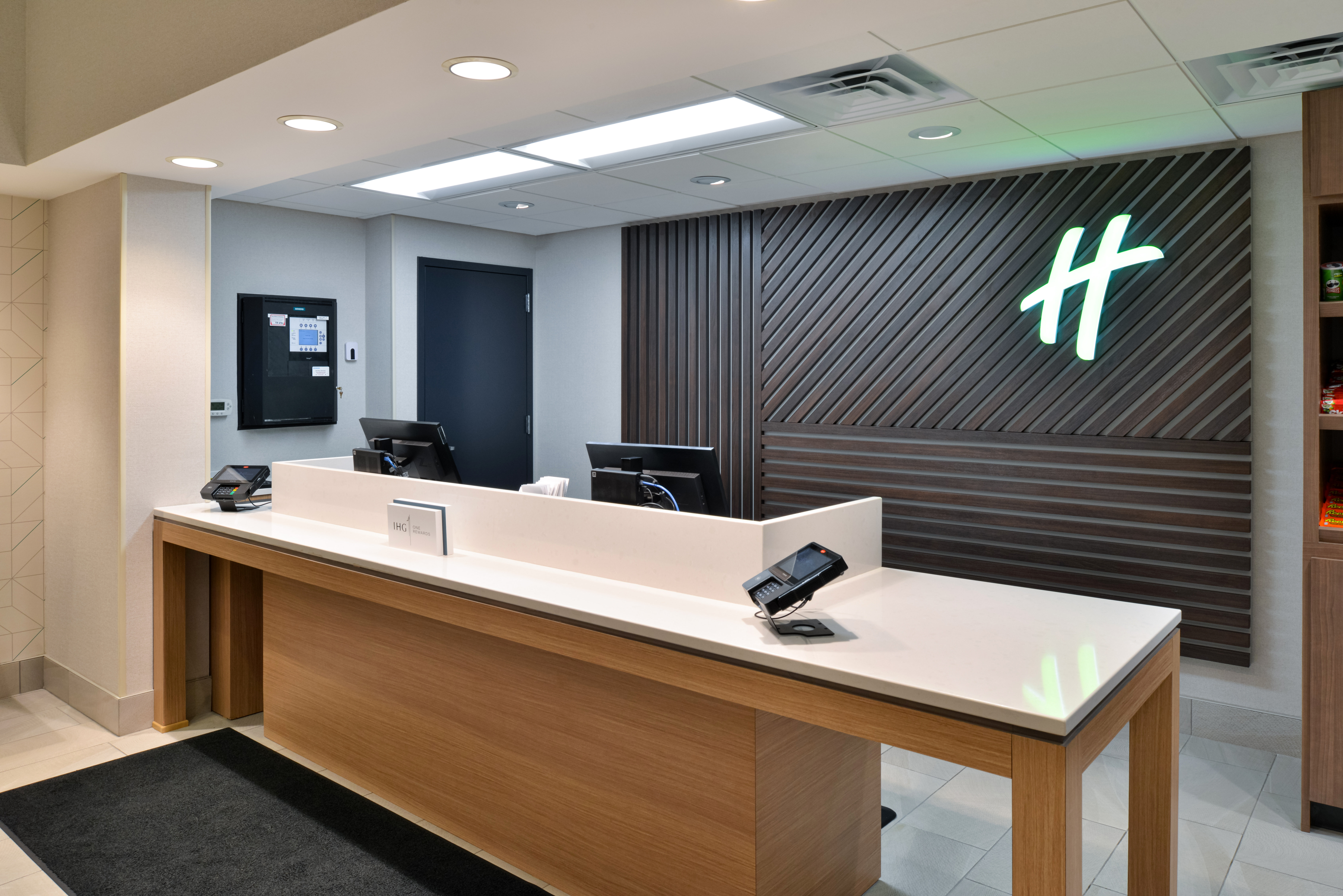 holiday inn and suites overland park conv ctr