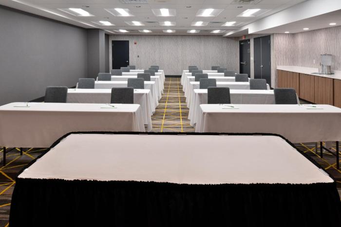 holiday inn and suites overland park conv ctr