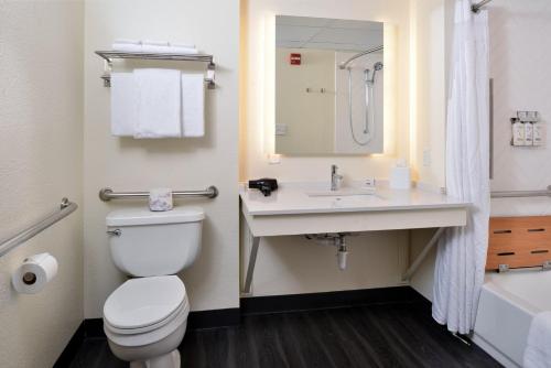 holiday inn and suites overland park conv ctr