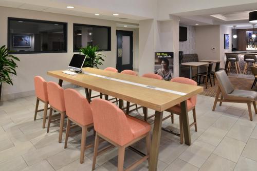 holiday inn and suites overland park conv ctr