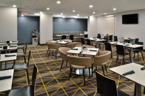 holiday inn and suites overland park conv ctr