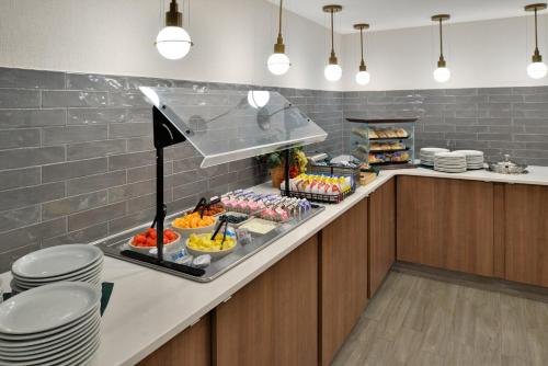 holiday inn and suites overland park conv ctr