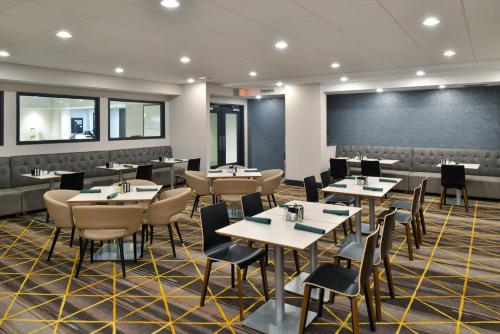 holiday inn and suites overland park conv ctr