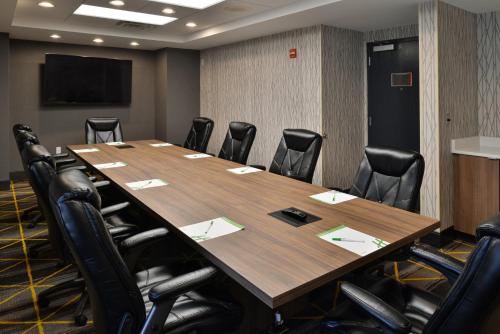 holiday inn and suites overland park conv ctr