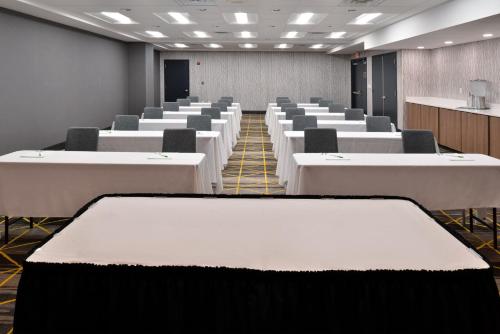holiday inn and suites overland park conv ctr