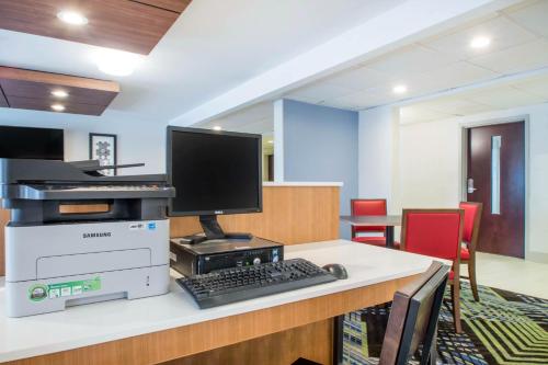 holiday inn express and suites albany airport wolf road