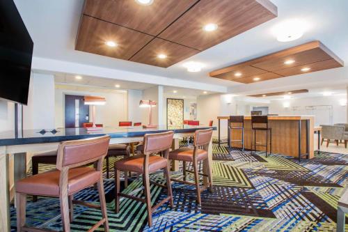 holiday inn express and suites albany airport wolf road