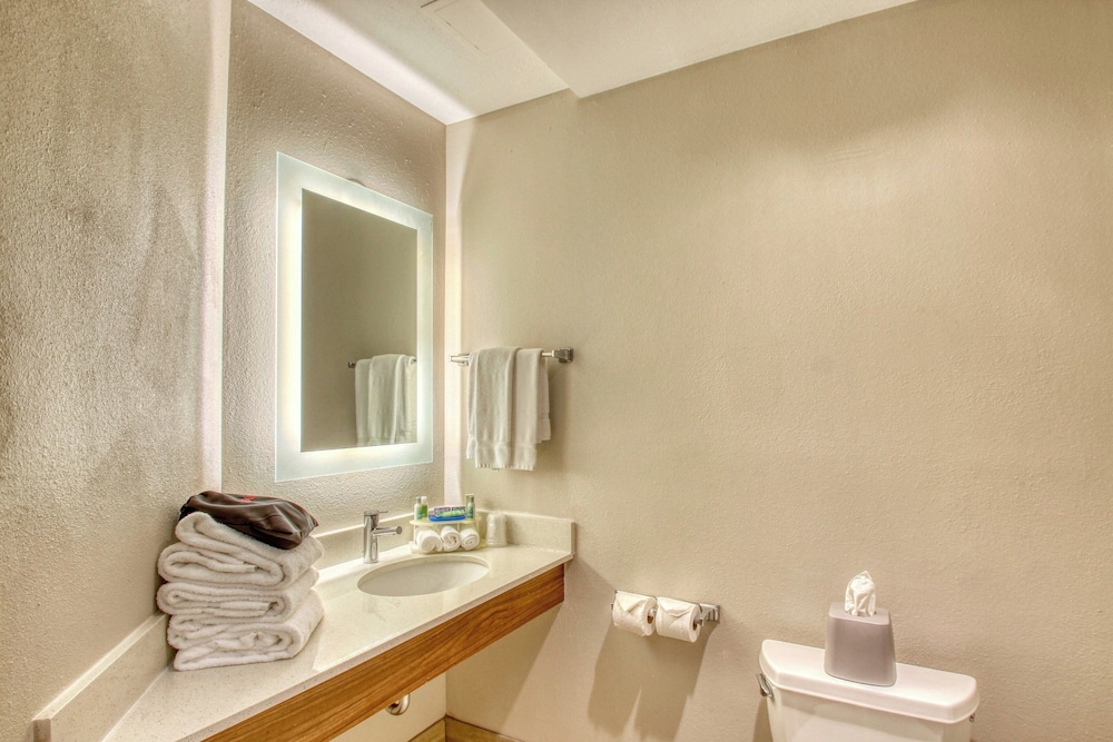 holiday inn express hotel and suites oshkosh by ihg
