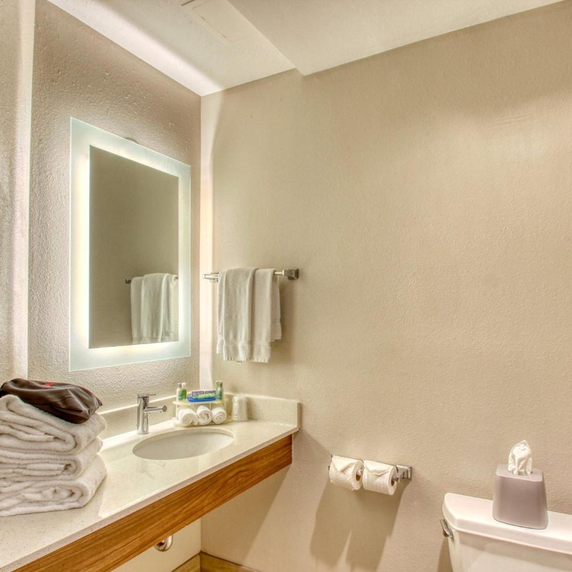 holiday inn express hotel and suites oshkosh by ihg
