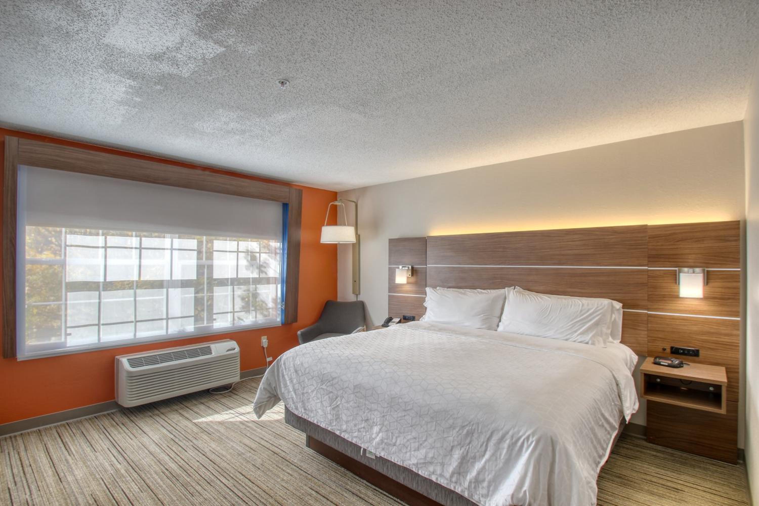 holiday inn express hotel and suites oshkosh by ihg