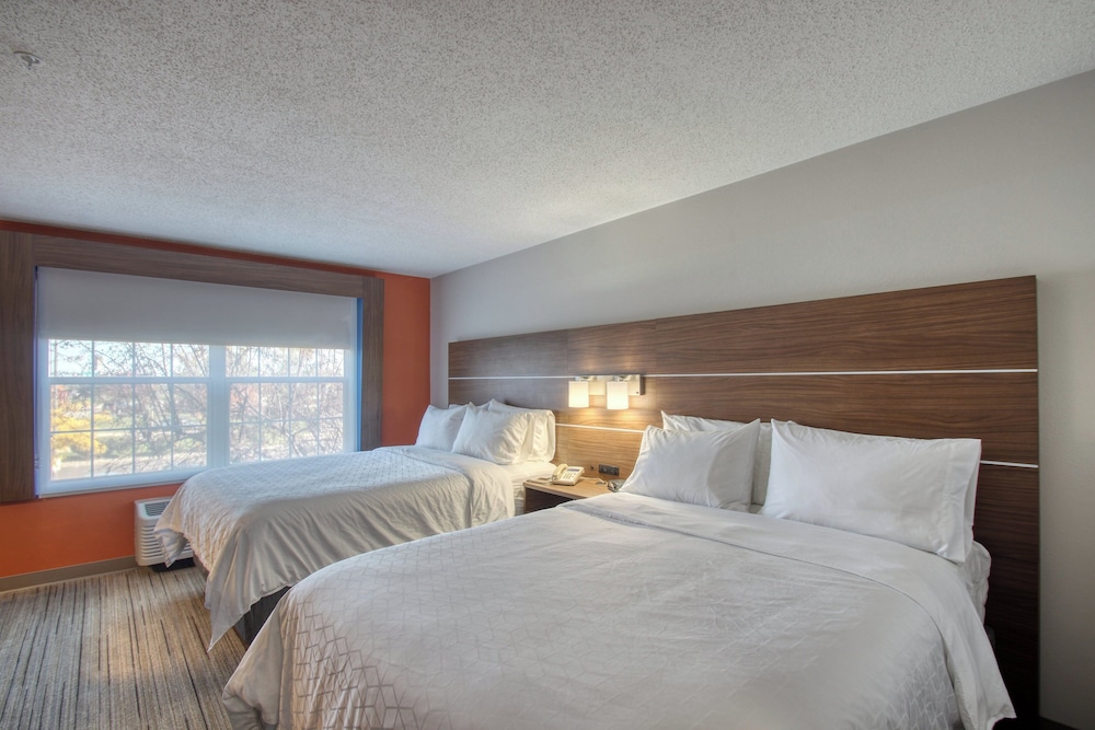 holiday inn express hotel and suites oshkosh by ihg