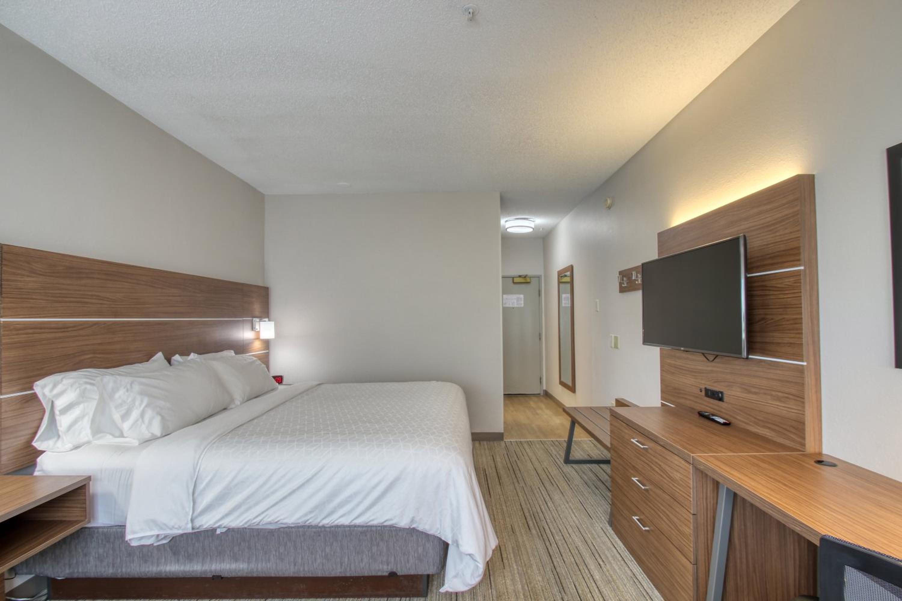 holiday inn express hotel and suites oshkosh by ihg