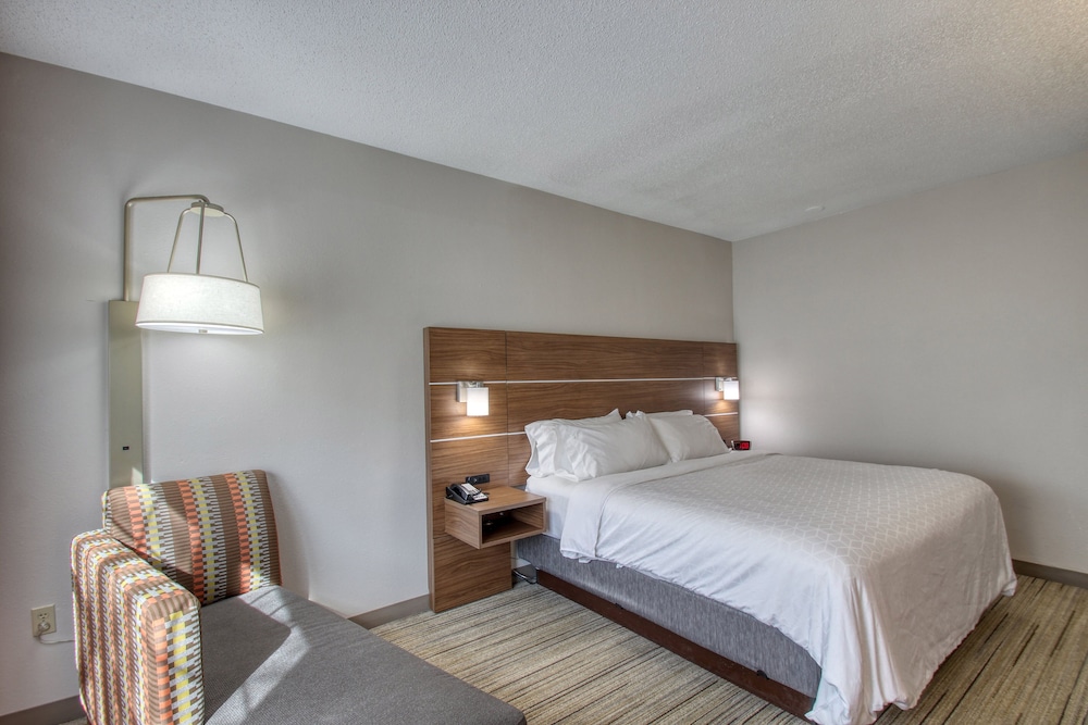 holiday inn express hotel and suites oshkosh by ihg