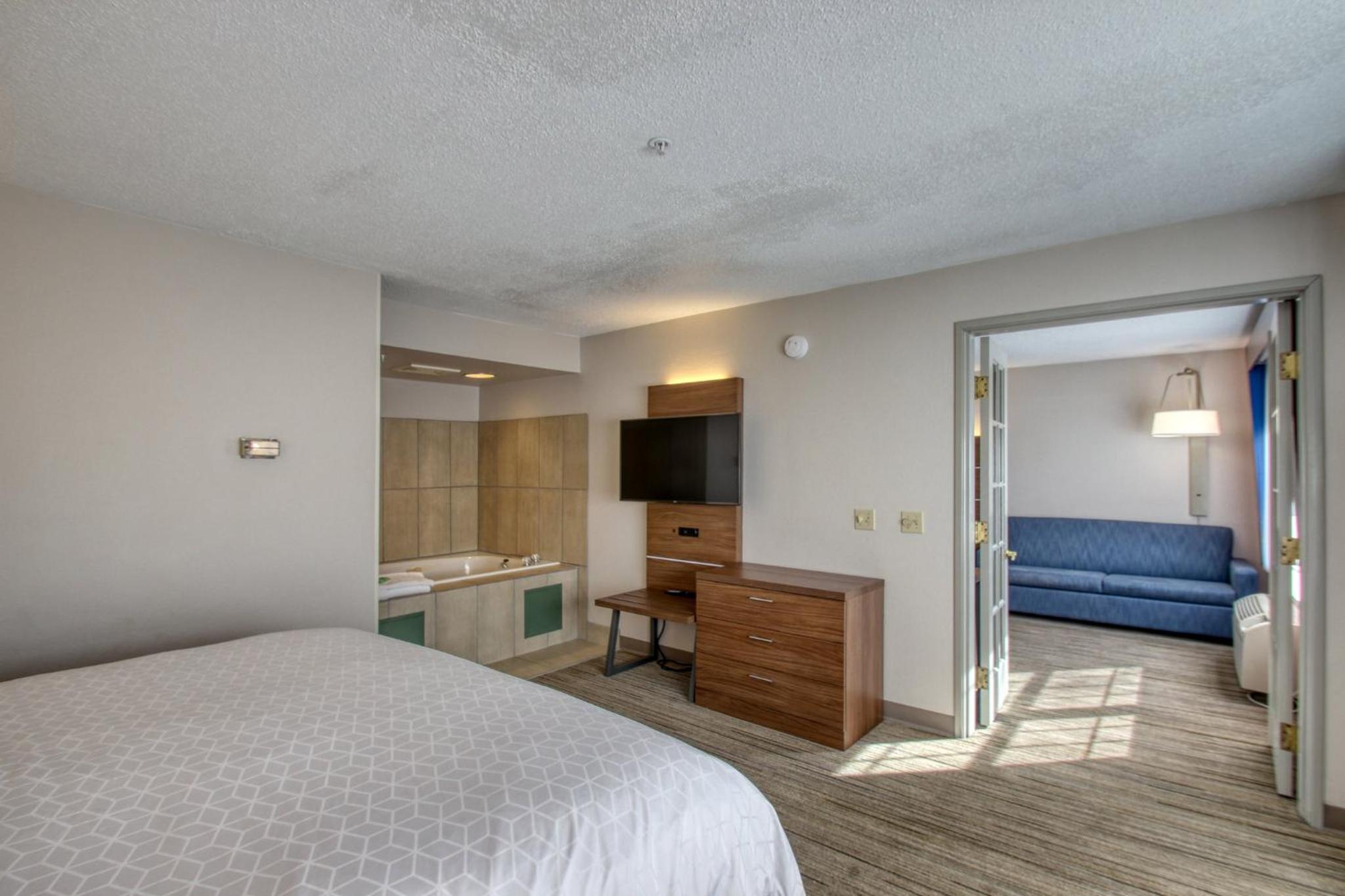 holiday inn express hotel and suites oshkosh by ihg