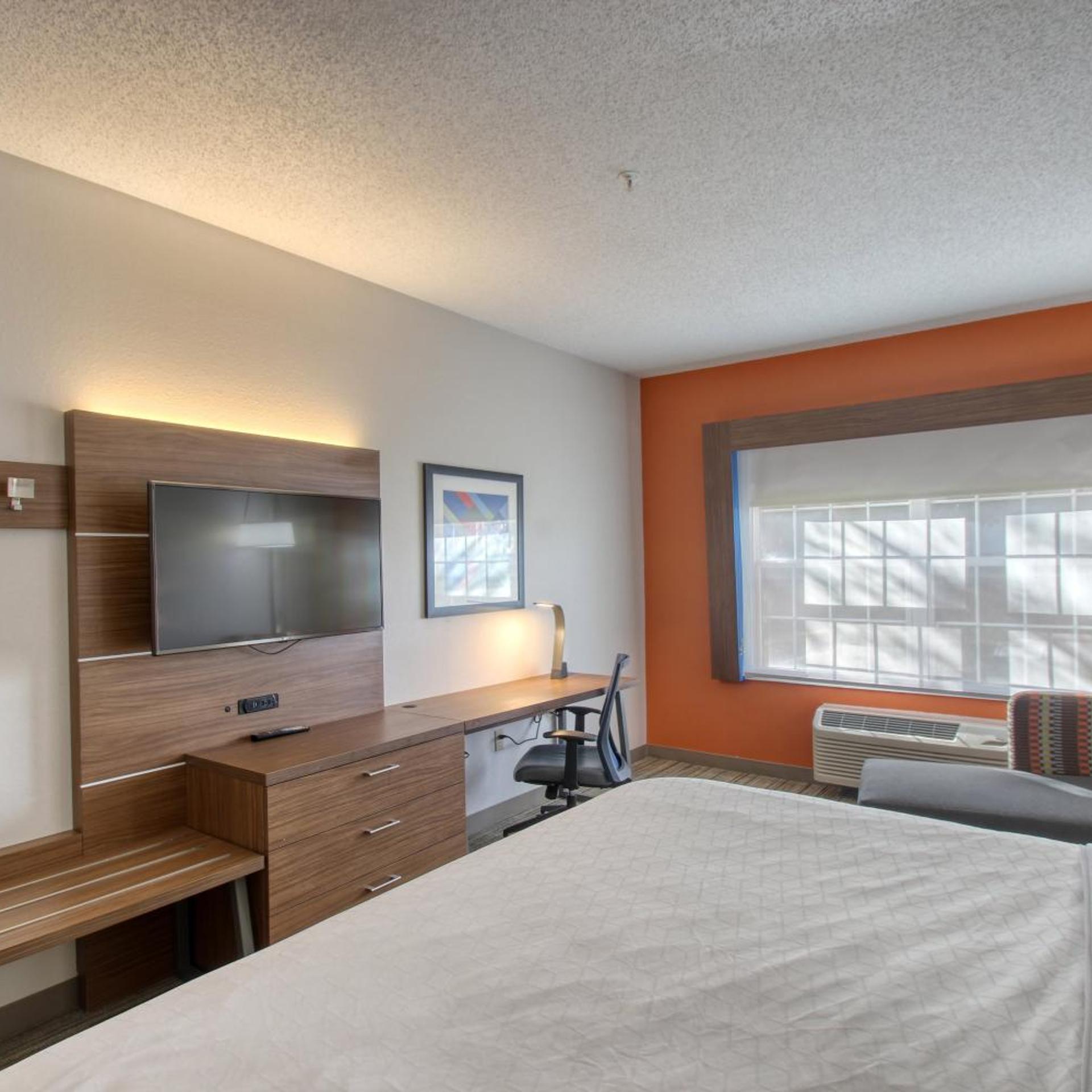holiday inn express hotel and suites oshkosh by ihg