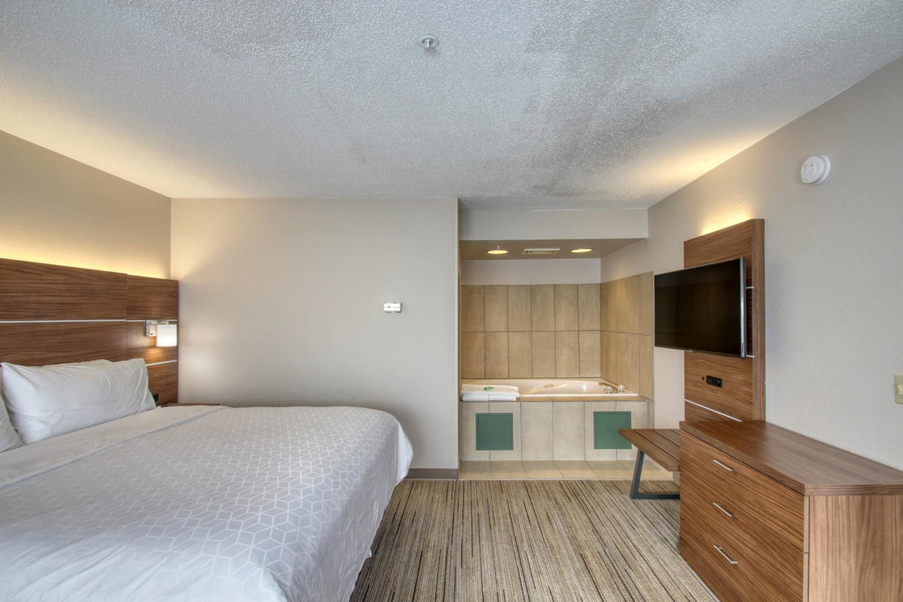 holiday inn express hotel and suites oshkosh by ihg