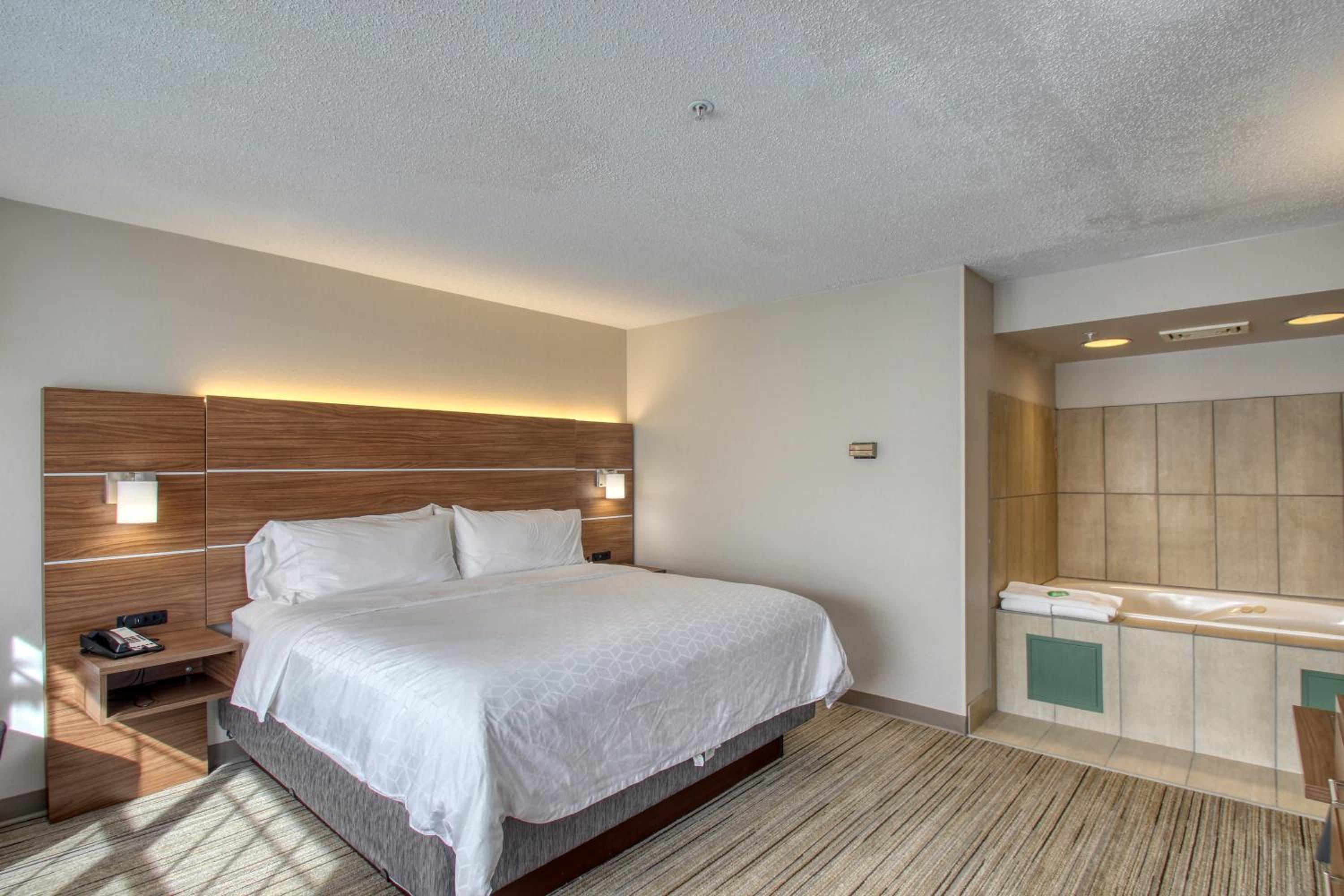 holiday inn express hotel and suites oshkosh by ihg