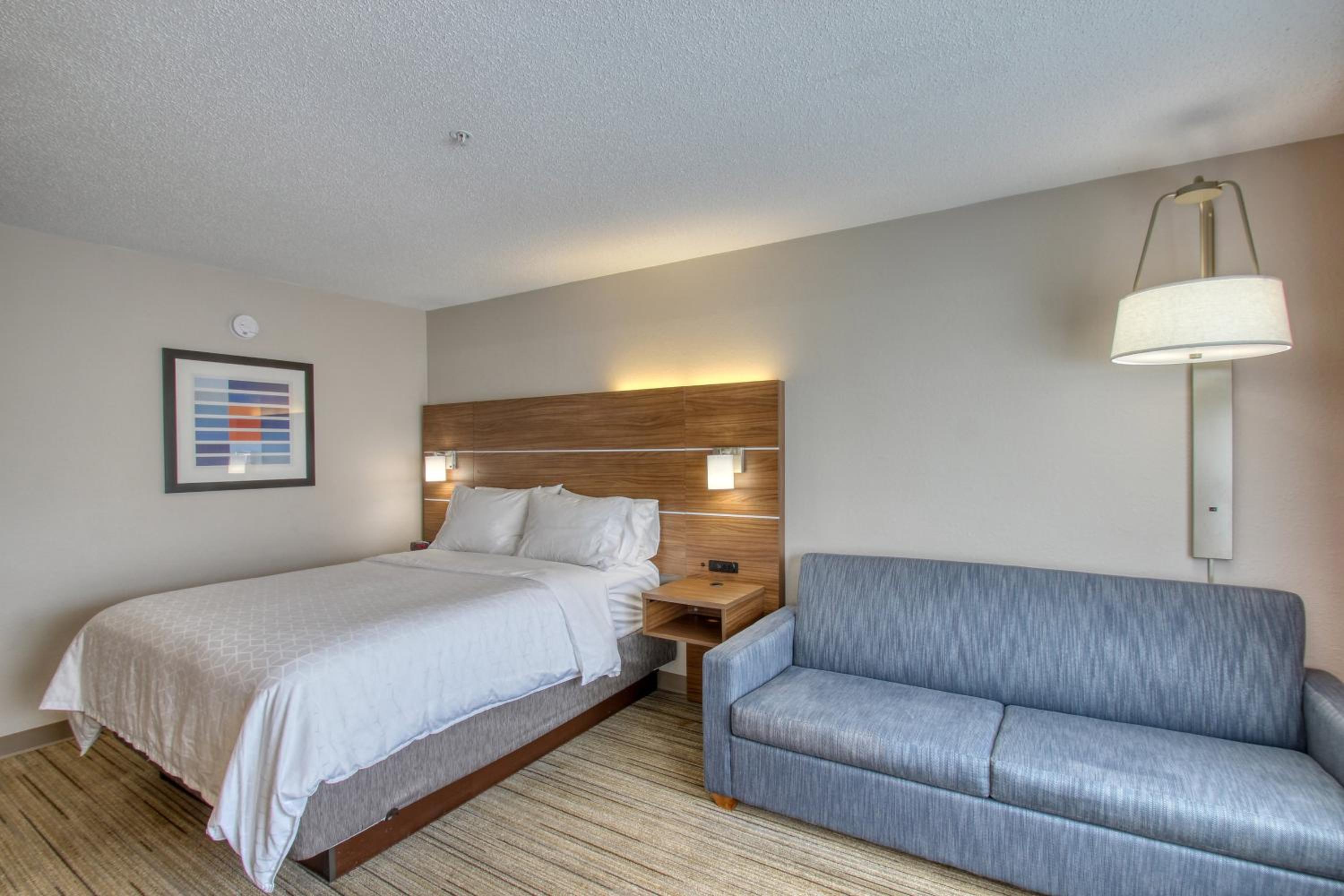 holiday inn express hotel and suites oshkosh by ihg