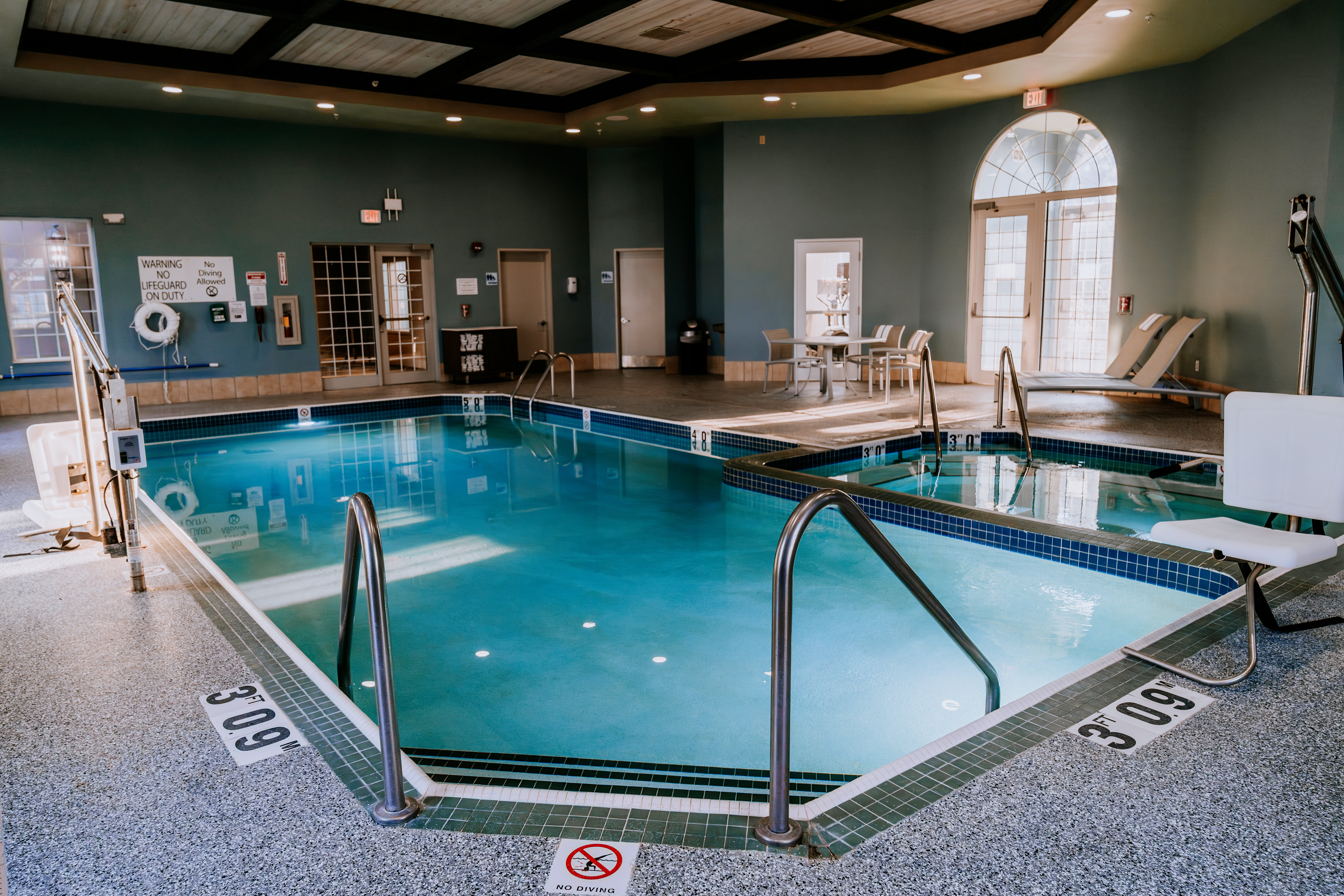 holiday inn express hotel and suites oshkosh by ihg