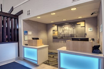 Holiday Inn Express Hotel & Suites Oshkosh By Ihg,Near Titan Stadium,3 star