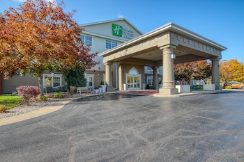 Holiday Inn Express Hotel & Suites Oshkosh By Ihg,Near Titan Stadium,3 star