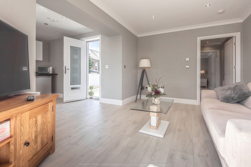 Lovely 1-Bed Cottage In Kelty With Hot Tub,,1 star