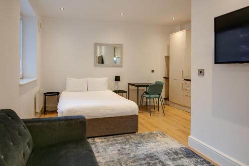 charles hope apartments swindon