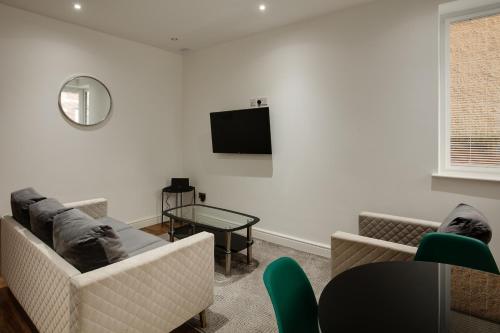 charles hope apartments swindon