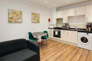 charles hope apartments swindon